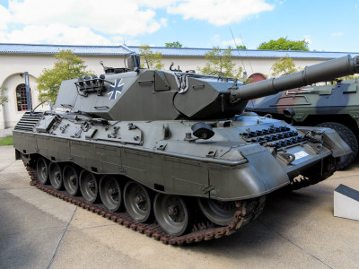 Leopard 1 вооружили «ножом» и выпускают на поле боя: ВСУ доработали немецкий танк для устрашения