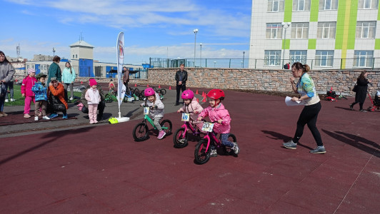 Детские соревнования «Высший пилотаж» в Североморске: мастерство на беговелах, велосипедах и роликах