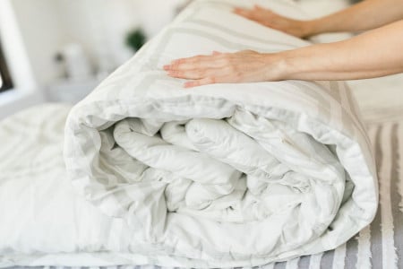 Чистоту тяжёлым толстым одеялам возвращаю просто: стираю их без титанических усилий — никаких баснословных затрат на химчистку