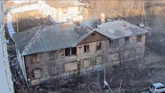 Двухэтажный деревянный барак чуть не сгорел в Мурманске