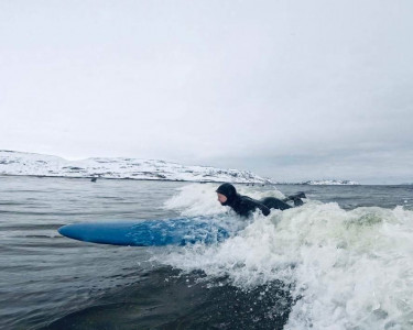 Участницу турнира по серфингу в Териберке унесло ветром в сторону — на помощь пришел спасатель