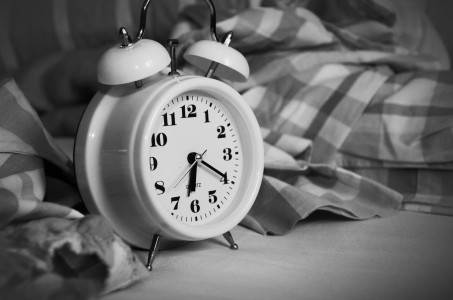 Серьезная ошибка: почему нельзя откладывать будильник на 5−10 минут — совет дал врач Банный
