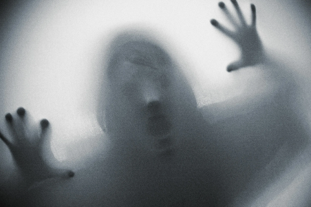 «Возвращение из загробного мира»: Почему человек может увидеть призрака — рассказал исследователь Никелл