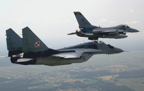Чуть своих не угробили: МиГ-29 потерял топливный бак во время учебного полёта — целая польская деревня отчаянно помолилась
