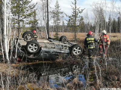 В Апатитах водитель случайно утопил свою машину в болоте, ему на помощь пришли спасатели
