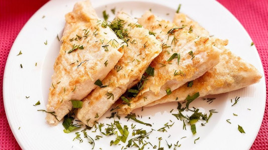 Из лаваша готовлю простые конвертики с сыром: идеальное блюдо на завтрак или для пикника — закуска разлетается на ура