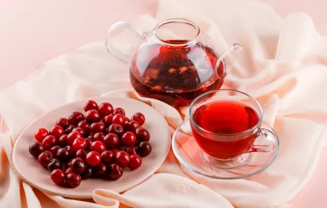 Беру горсть клюквы и готовлю ароматный чай: особенный вкус запомнится надолго — идеален для уютных вечеров