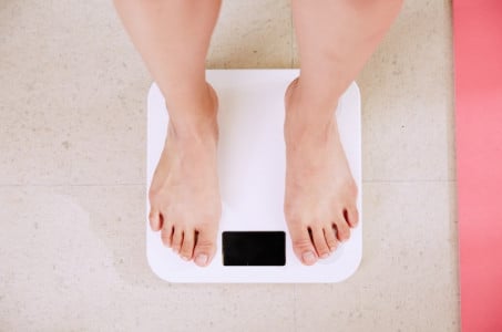 Минус 5 килограмм за 7 дней: Врач-диетолог рассказала, как приготовить самый эффективный жиросжигающий детокс-коктейль — вместо ужина