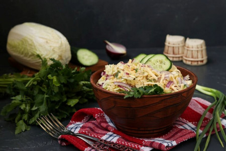 Беру обычную «пекинку» и нарезаю сыр: этот вкусный салат можно есть даже ночью — домашние вылизывают тарелки