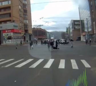 Девушка на самокате сбила людей на пешеходном переходе в Мурманске