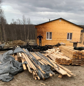 Горящую деревянную бытовку в Мурманске тушили 19 человек