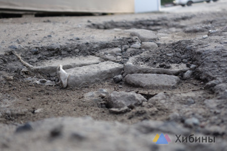 Жители Мурманска пожаловались главам округов на разбитый асфальт и грязную воду