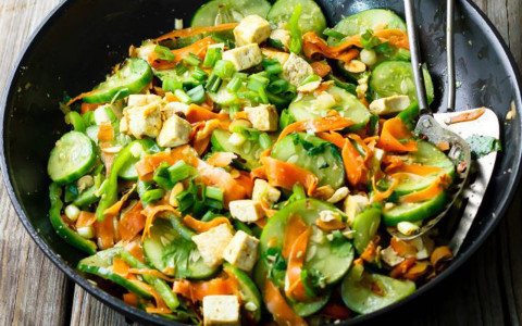 Бесподобно вкусно: этот салат с жареными огурцами покорит домашних с первой ложки — идеальная горячая закуска