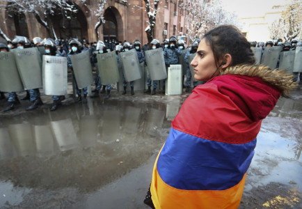 В Армении день неповиновения: с самого утра армяне протестуют против политики Пашиняна — толпа перекрывает дороги и требует отставки премьера