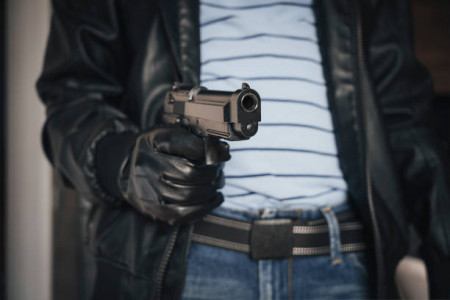 Пьяный мурманчанин украл деньги в павильоне, угрожая продавцу чем-то похожим на пистолет