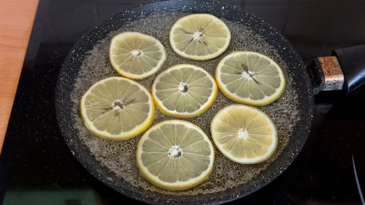 Режу лимон и бросаю на сковороду: Эту вкусняшку умоляют приготовить все домашние — в магазине такого не купить