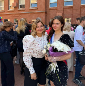 «Настоящая куколка»: Актриса Ирина Пегова опубликовала фото с выпускного своей дочери