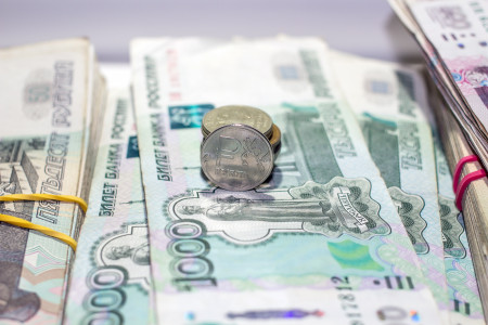 Нашлась причина, по которой курс доллара снизился по отношению к рублю 27 мая 2024