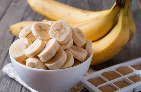 Нарушение сердцебиения, запоры и еще 2 проблемы: Диетологи рассказали о вреде бананов — сколько можно съедать в день