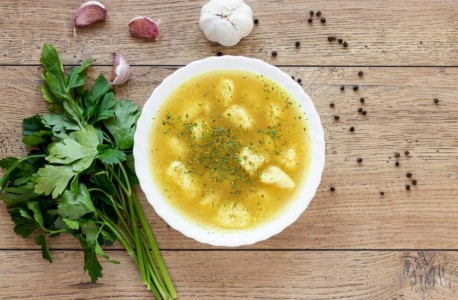 Захотите готовить только его: Суп с сырными шариками покорит ваш желудок с первой ложки — обед превратится в праздник для всей семьи