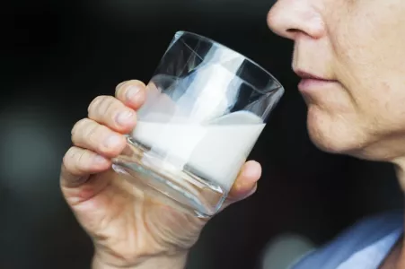 Ни в коем случае: ученые из США рассказали, почему опасно пить сырое молоко