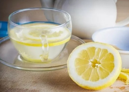 Кому нельзя пить воду с лимоном на голодный желудок — ответил гастроэнтеролог Садыков