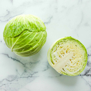 Всё дело в заправке: беру капусту и готовлю пикантный салат — привычные продукты приобретают оригинальный вкус