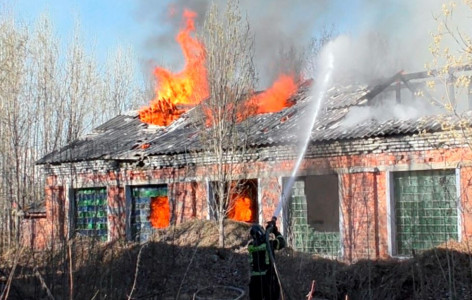 Может быть поджог: в Апатитах загорелось здание на территории бывшей птицефабрики