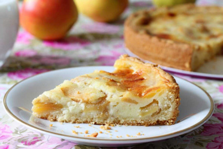 Домашние не поверят, что пирог не из пекарни: беру яблоки, замешиваю тесто и готовлю изумительное угощение к чаю — соседкам на зависть