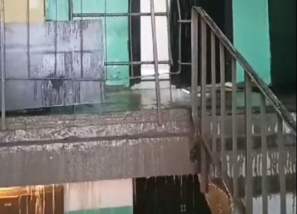 «Уже не протечка, а потоп»: в Мурманске затопило многоквартирный дом