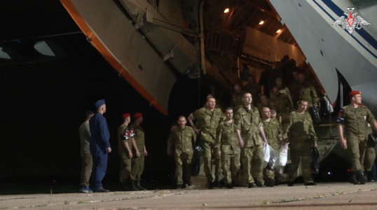 «Любимые, мы дома»: В Россию вернулись 75 пленных — Минобороны показало видео, как это было