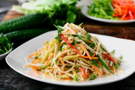 «Овощная фантазия»: самый дешевый и простой салат для похудения — станете тростинкой