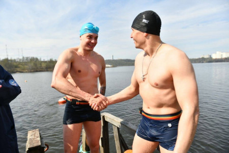 Дистанция в холодной воде: мурманские пловцы провели соревнования на Семеновском озере