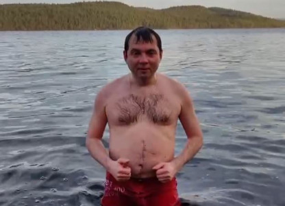 Мокрый и в красных трусах: губернатор Заполярья Андрей Чибис опубликовал новое видео в своих соцсетях