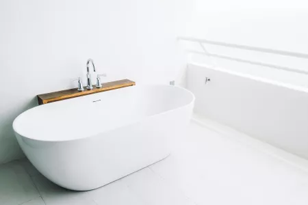 Даже запущенную ванну можно отмыть за 10 минут: 2 «копеечных» смеси, которые удалят известковый налет — пятен не останется