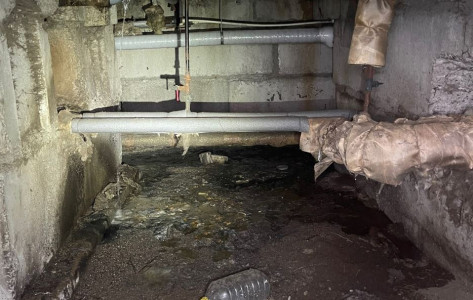 «В подвале выгребная яма»: жители мурманского дома жалуются на открытые выпуски канализации