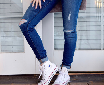 Без потертостей и дыр: какие джинсы должны быть в гардеробе у каждой женщины летом 2024 года — совет дала стилист Янковская