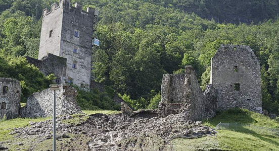 «Все поплыло»: В Германии рухнул замок XIII века — историю «смыло» наводнение