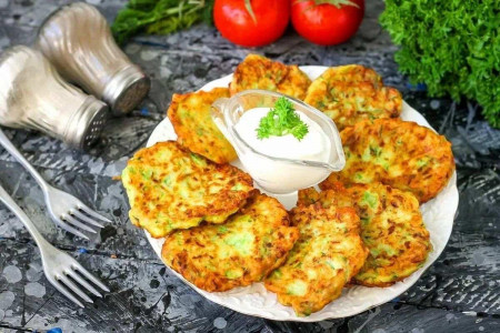 В кабачковые оладьи добавляем сыр: работает как «сцепка»