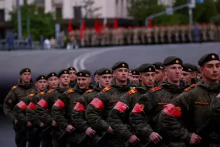 Годами сокращали армию, а теперь прижало? Военкоров возмутили слова генерала о «войне срочниками»