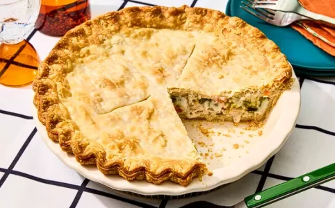 Легкий пирог с курицей и сыром: с мукой возиться не нужно — берем слоеное тесто