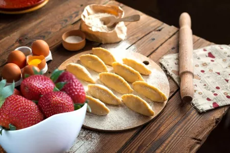 Готовлю вареники за 20 минут: тесто вкусное даже без начинки — не разваривается и не липнет к рукам