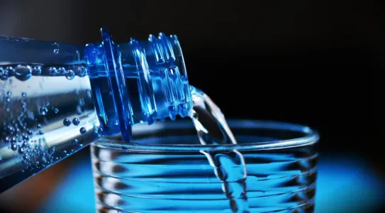 Ученые нашли в бутилированной воде компонент, который убивает почки