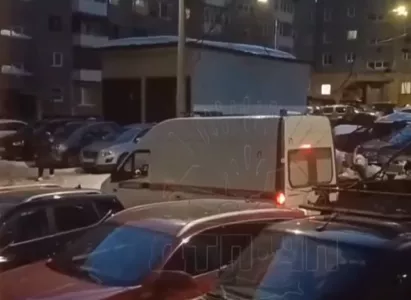 Скорая помощь застряла в ледяной ловушке в одном из дворов Мурманска