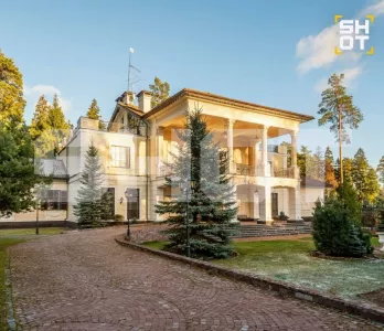 Коуч Киркорова спешно продает дом в Подмосковье почти за полмиллиарда рублей: примерно столько же она должна налоговой