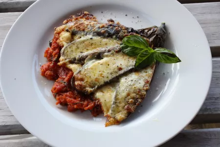 Обалденная закуска из баклажанов: кунжут, чеснок, сахар — карамелизованные кусочки для любителей остренького