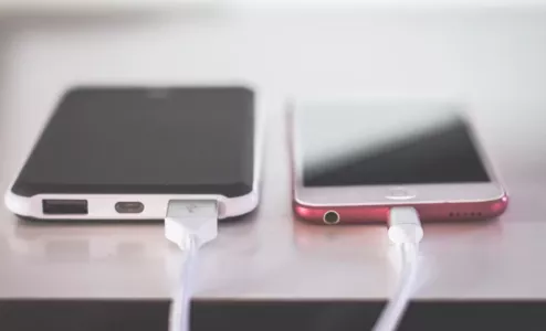 Почему забытый в розетке смартфон не сгорит, но устройству все равно «конец» — электрик не поможет