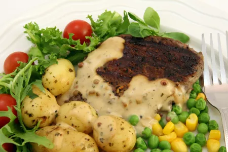 Рулетики из свинины с беконом и сливочным маслом: такого нежного мяса вы еще не пробовали