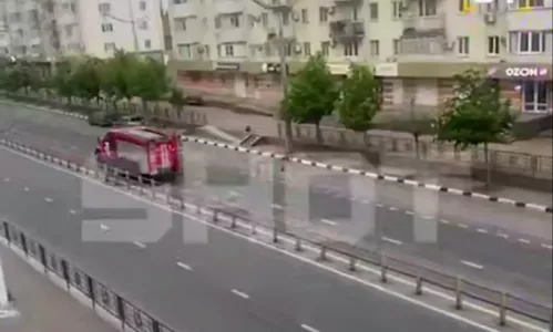 Машины скорой помощи движутся к атакованному ЖК «Аврора» в Новороссийске