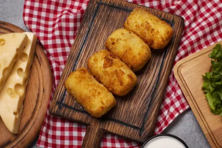 Хрустят снаружи, тянутся внутри: картофельные зразы с сыром и зеленью — понравятся всей семье